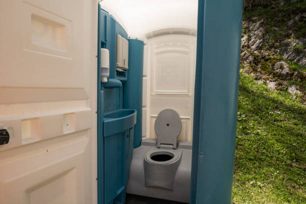 Best Porta potty rental near me  in Clinton, NC