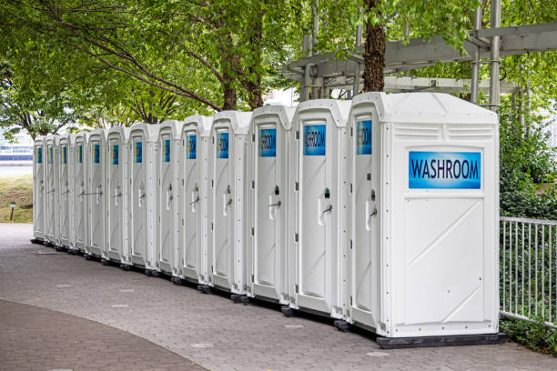 Best Portable restroom trailer rental  in Clinton, NC
